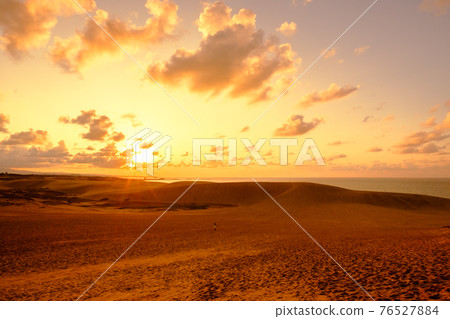 Tottori Sand Dunes (evening view) 76527884