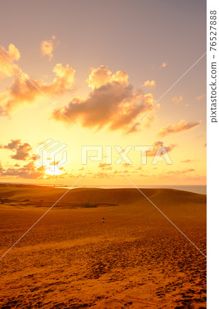 Tottori Sand Dunes (evening view) 76527888