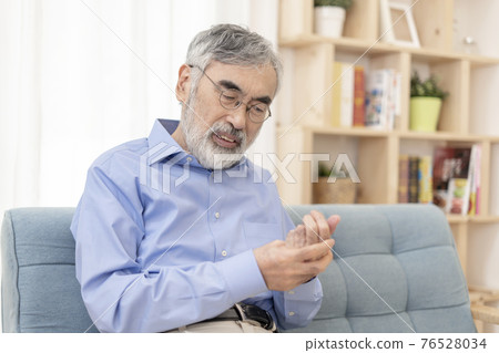 雙手僵硬的老人 雙手僵硬的老人 76528034