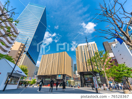 日本東京街景 防擴散第一天，平常的場景。 Naka-Ikebukuro 公園和 Hareza Ikebukuro 的視圖 = 4 月 12 日 76528367