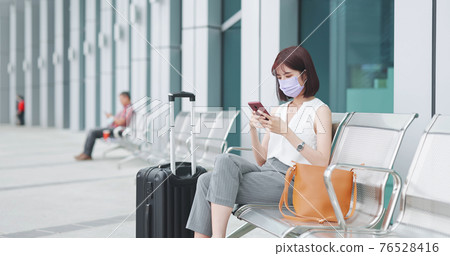 businesswoman use smart phone businesswoman use smart phone 76528416