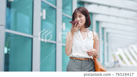 businesswoman send voice messages businesswoman send voice messages 76528417