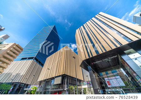 日本東京街景 防擴散第一天，平常的場景。 Naka-Ikebukuro 公園和 Hareza Ikebukuro 的視圖 = 4 月 12 日 76528439