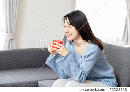 放鬆在沙發的一個少婦 76528858