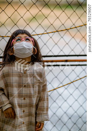 Girls falling 76529007