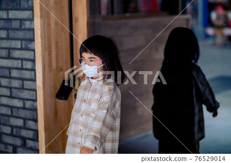 女孩掉下來 76529014