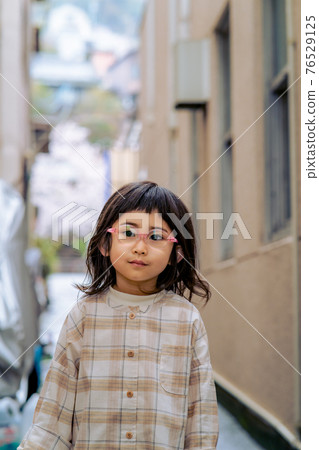 女孩掉下來 76529125