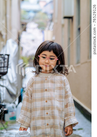 女孩掉下來 76529126