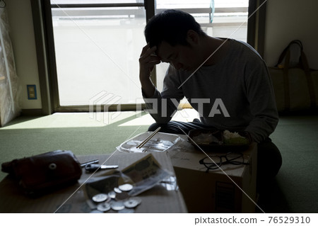 Men eating lunch in the room 76529310