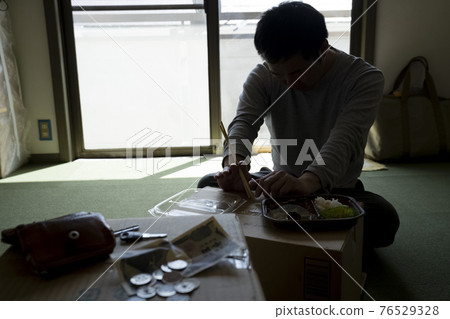 Men eating lunch in the room Men eating lunch in the room 76529328