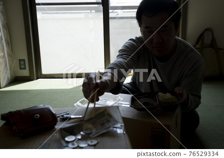 男人在房間裡吃午飯 76529334