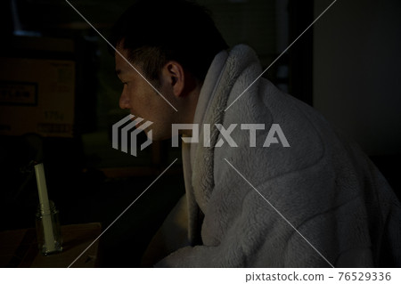 一個熄滅蠟燭的人 76529336