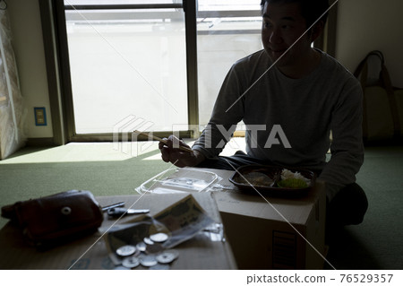 男人在房間裡吃午飯 男人在房間裡吃午飯 76529357