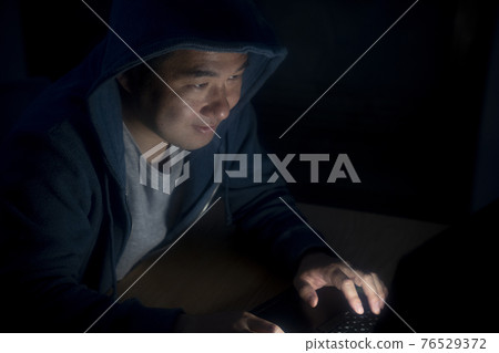 一個男人在午夜看顯示器 一個男人在午夜看顯示器 76529372