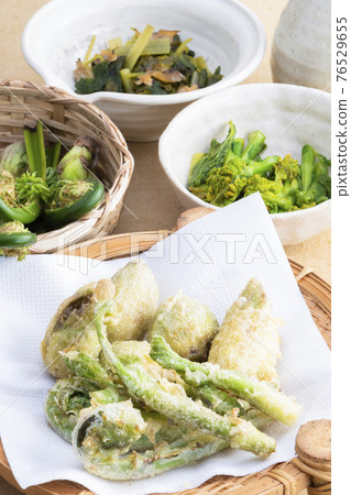 Spring wild vegetable tempura and small bowl Spring wild vegetable tempura and small bowl 76529655