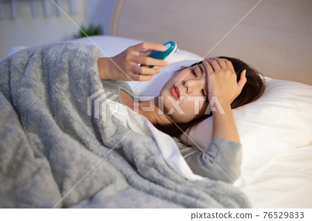 woman sick and has fever 76529833