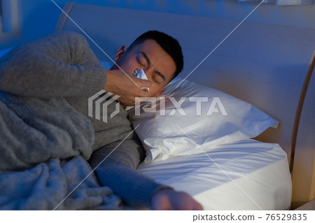 man sneeze and get fever 76529835