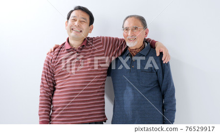 父母和孩子高級男性中間男性肩膀 76529917