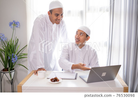 muslim business partner discussing and meeting using laptop 76530098