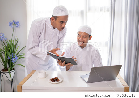 muslim business partner discussing and meeting using laptop 76530113