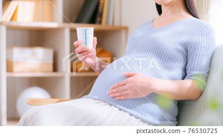 Urinalysis cup Pregnant woman Bring urine 16: 9 76530725
