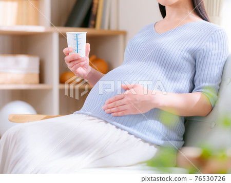 Urinalysis cup Pregnant woman Bring urine 4: 3 76530726