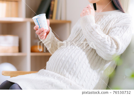 尿液檢查杯孕婦帶尿思維問題焦慮憂慮 尿液檢查杯孕婦帶尿思維問題焦慮憂慮 76530732