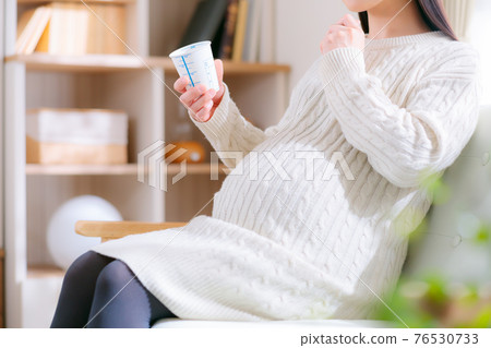 尿液檢查杯孕婦帶尿思維問題焦慮憂慮 76530733