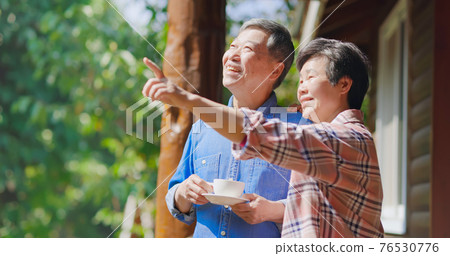 asian retired couple enjoy travel asian retired couple enjoy travel 76530776
