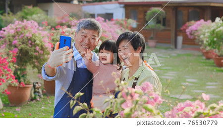 grandparents have video chat 76530779