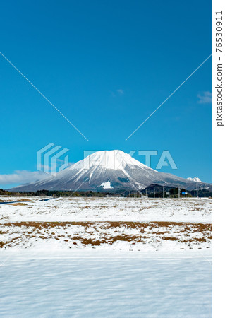 Oyama's snowy landscape 76530911