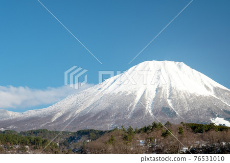 Oyama's snowy landscape 76531010