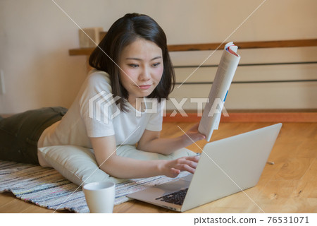 A woman who takes an online lesson 76531071