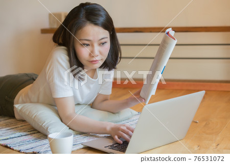 A woman who takes an online lesson 76531072