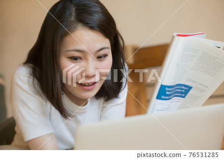 Women doing online salons 76531285