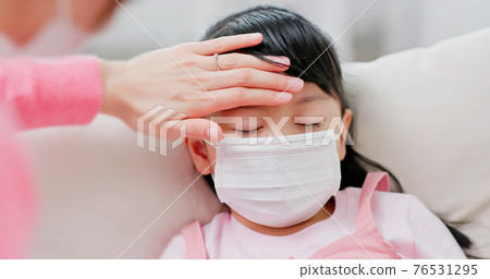 Mom use ear thermometer 76531295