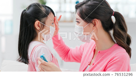 Mom use ear thermometer 76531296