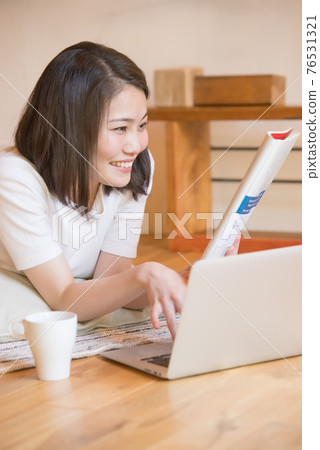 網上聊得很開心的女人 76531321