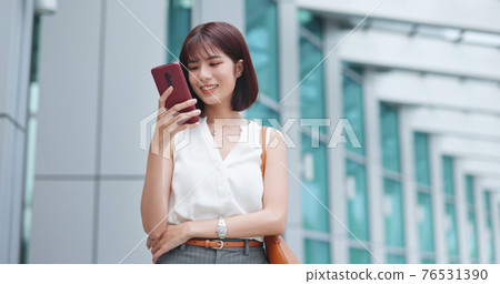 businesswoman use smart phone businesswoman use smart phone 76531390
