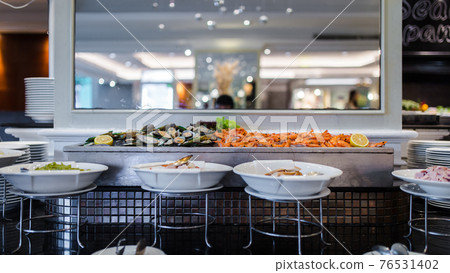 Fresh green mussel and shrimps in seafood on ice buffet bar Fresh green mussel and shrimps in seafood on ice buffet bar 76531402