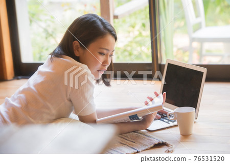 一個女人在墊子上做網上沙龍 76531520