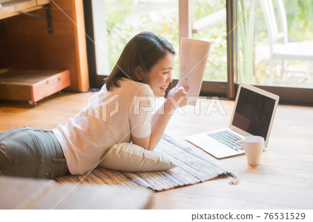 A woman doing an online salon on a mat 76531529
