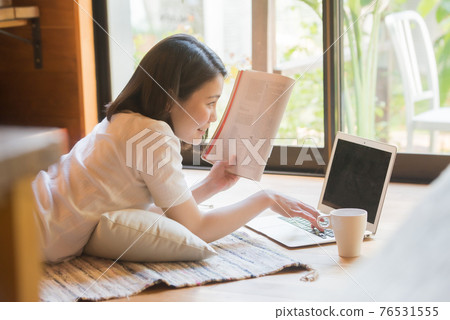 A woman doing an online salon on a mat 76531555
