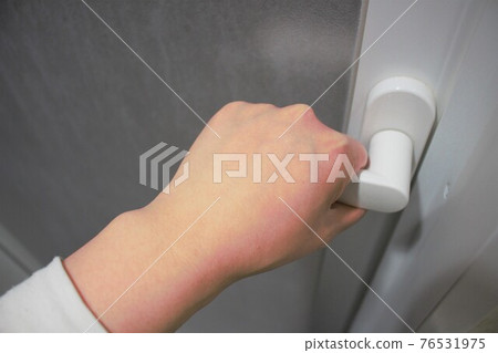 左手握浴室門把手 左手握浴室門把手 76531975
