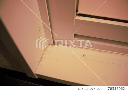 骯髒的浴室門 76532062