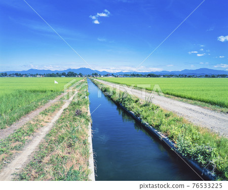 Yahiko Village, Niigata Prefecture Countryside, irrigation canals and farm roads 76533225