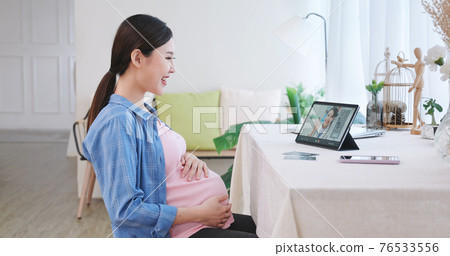 pregnant woman meeting with doctor 76533556