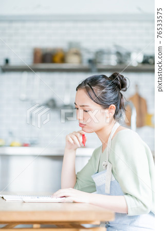 Housewife and housewife Housewife and housewife 76533575