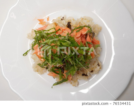Salmon rice 76534431