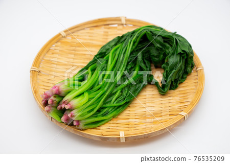 用漏勺煮菠菜，這是一種有紅根的營養蔬菜 76535209